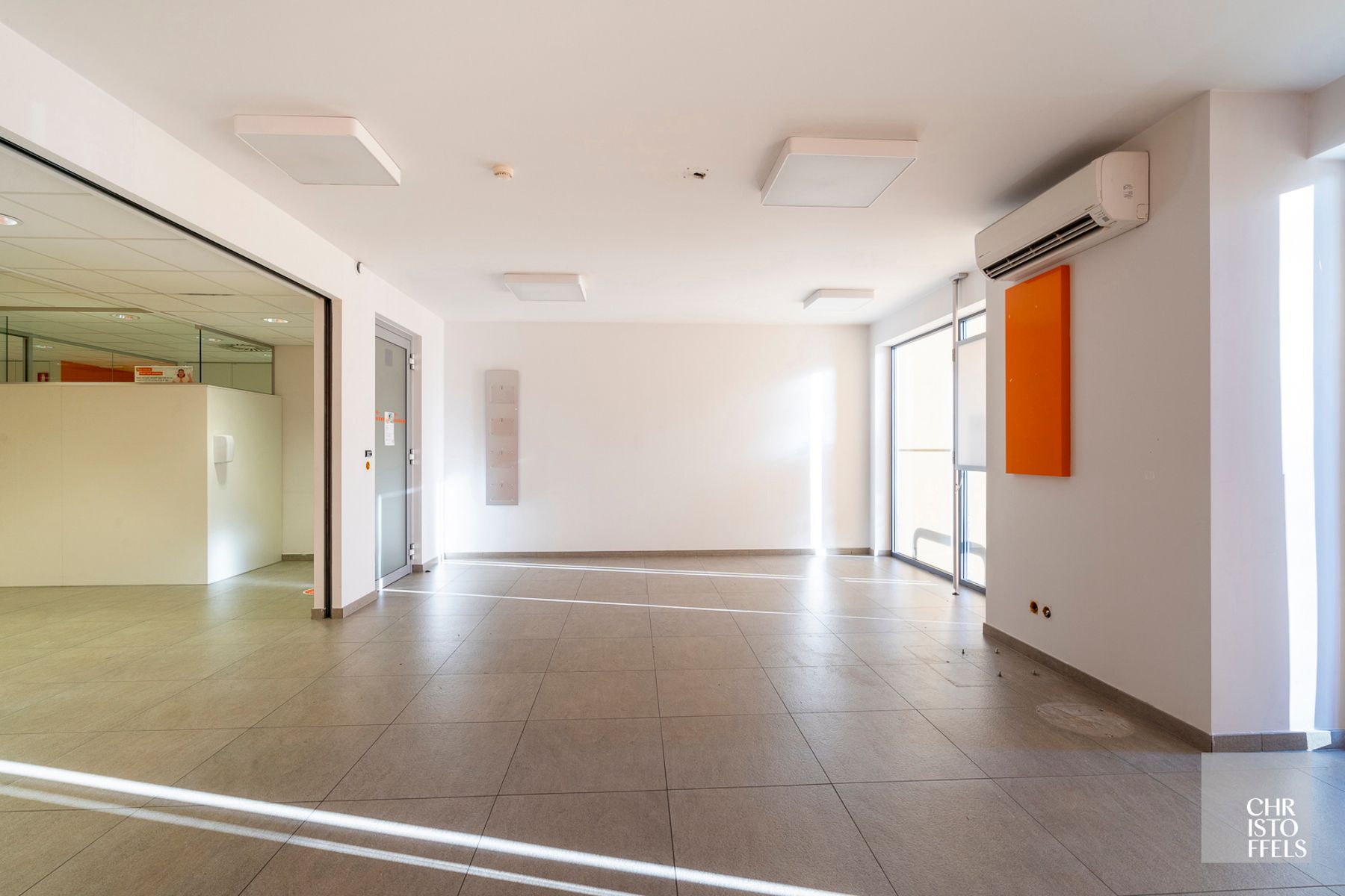 Commerciële ruimte (271m²) mét parkeergelegenheid op een strategische locatie in Lanaken! foto 3