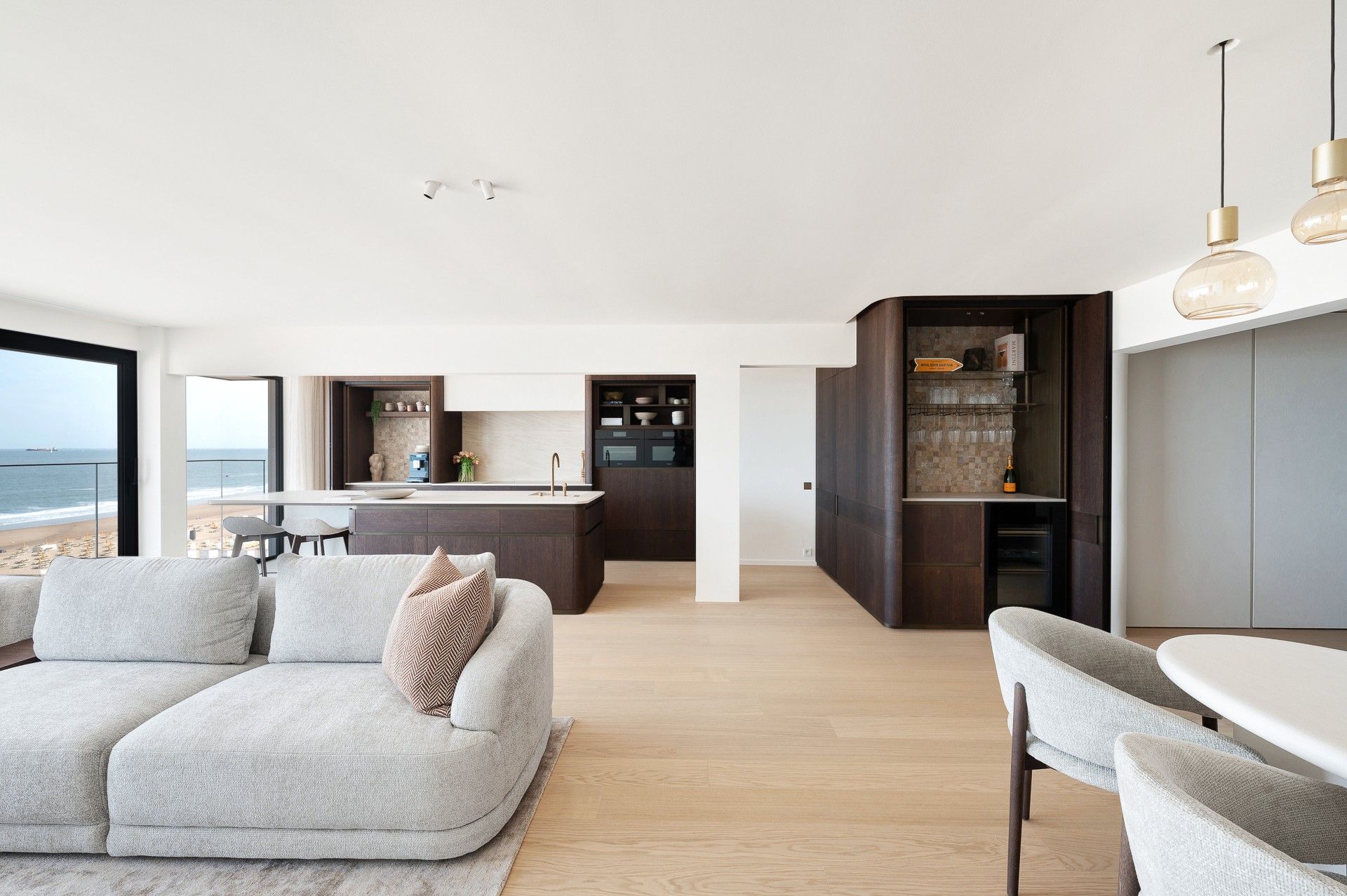 Exclusief en luxueus gerenoveerd appartement met frontaal zeezicht op topligging in Het Zoute foto 7
