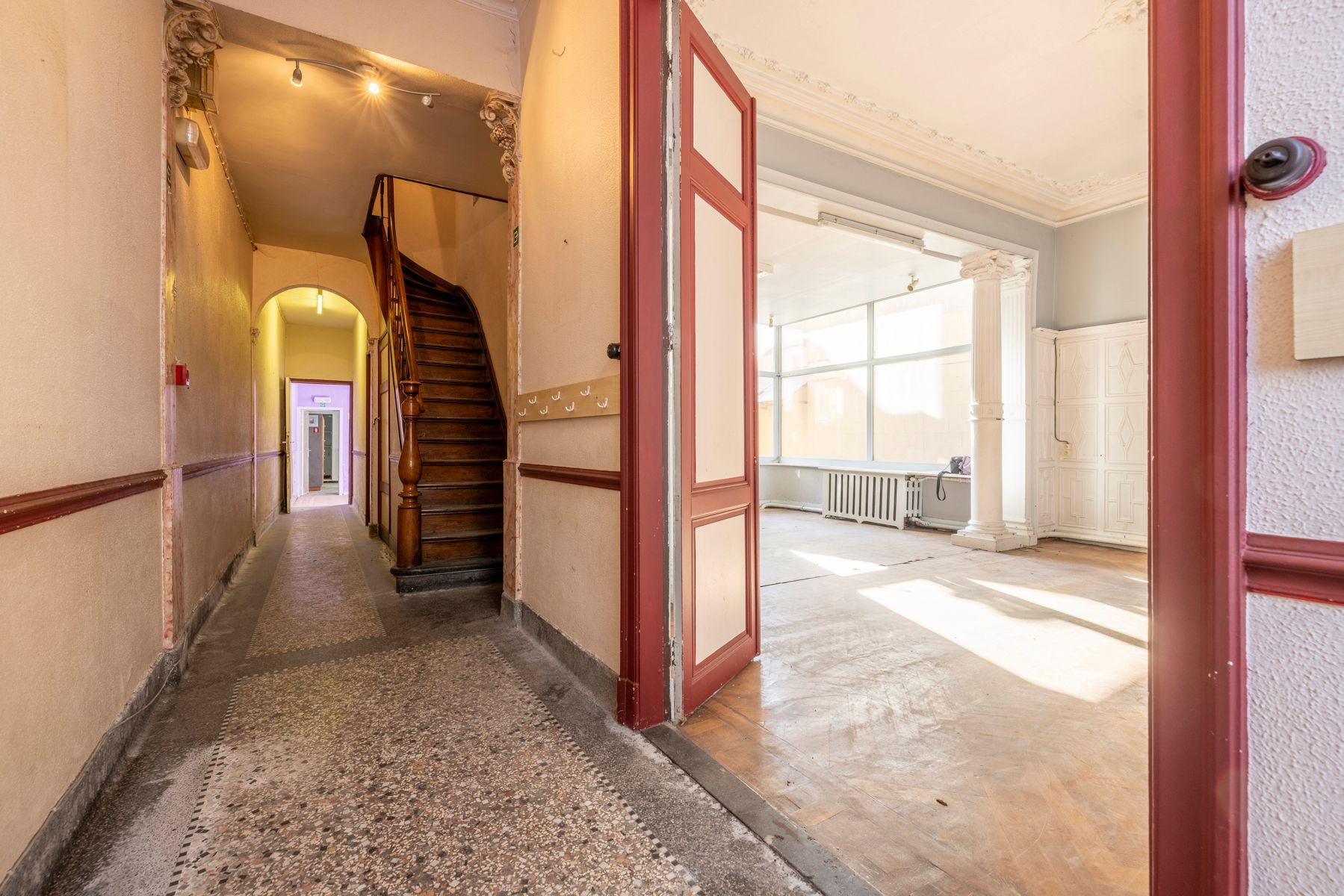 Te renoveren herenwoning met 5 tot 7 slpk en groot magazijn foto 5