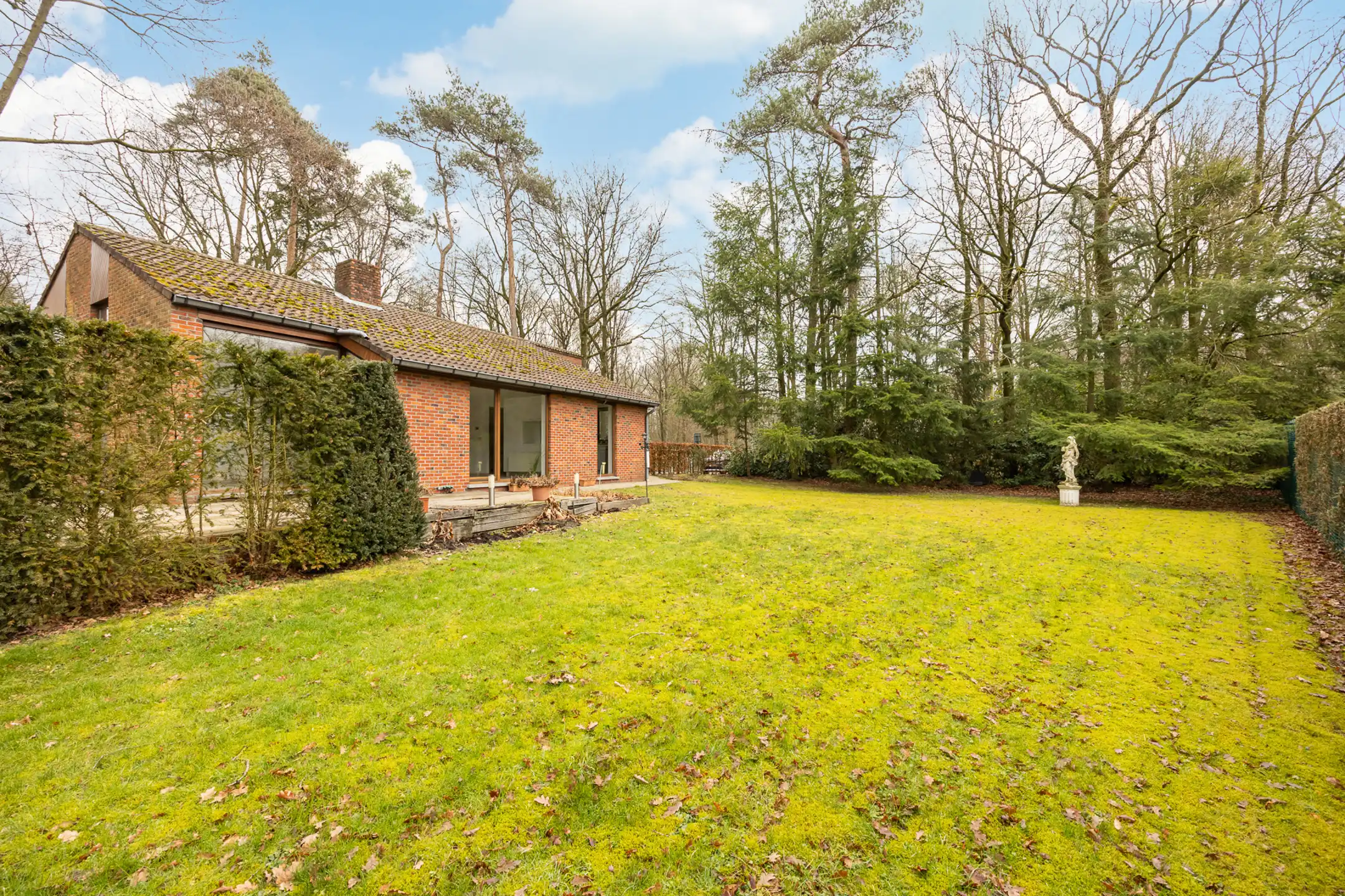 Te renoveren laagbouw gelegen op groot perceel te Merksplas. foto 4