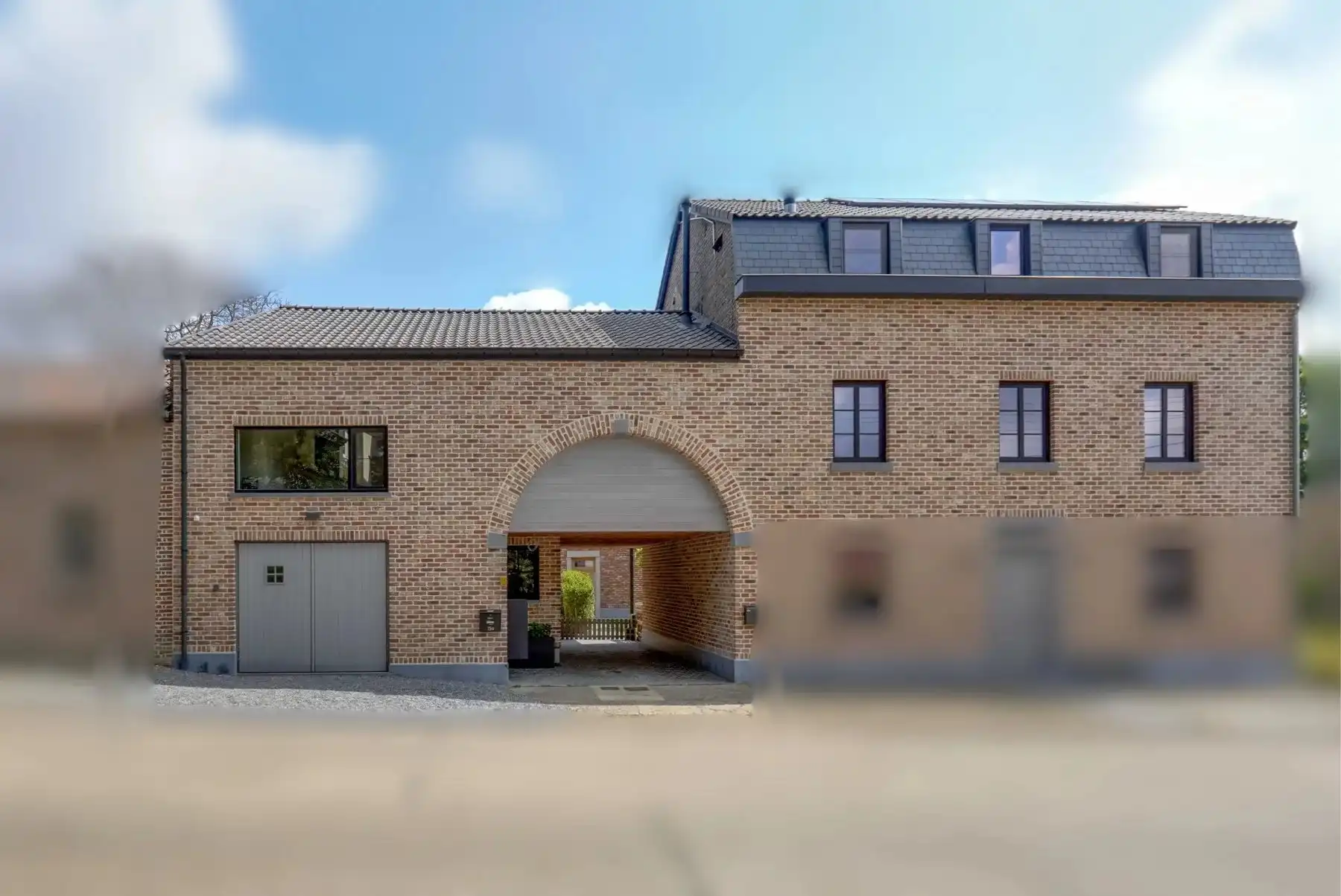 Gerenoveerde gezinswoning met 3 ruime slaapkamers foto {{pictureIndex}}