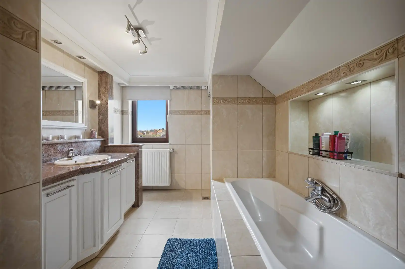 Instapklare, stijlvolle afgewerkte woning met 3 slpks foto 6