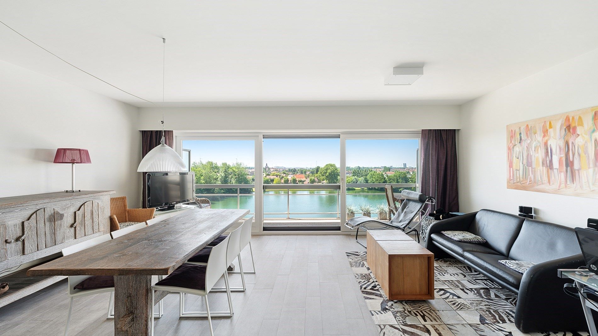 Ruim, gerenoveerd appartement met 3 slaapkamers foto {{pictureIndex}}