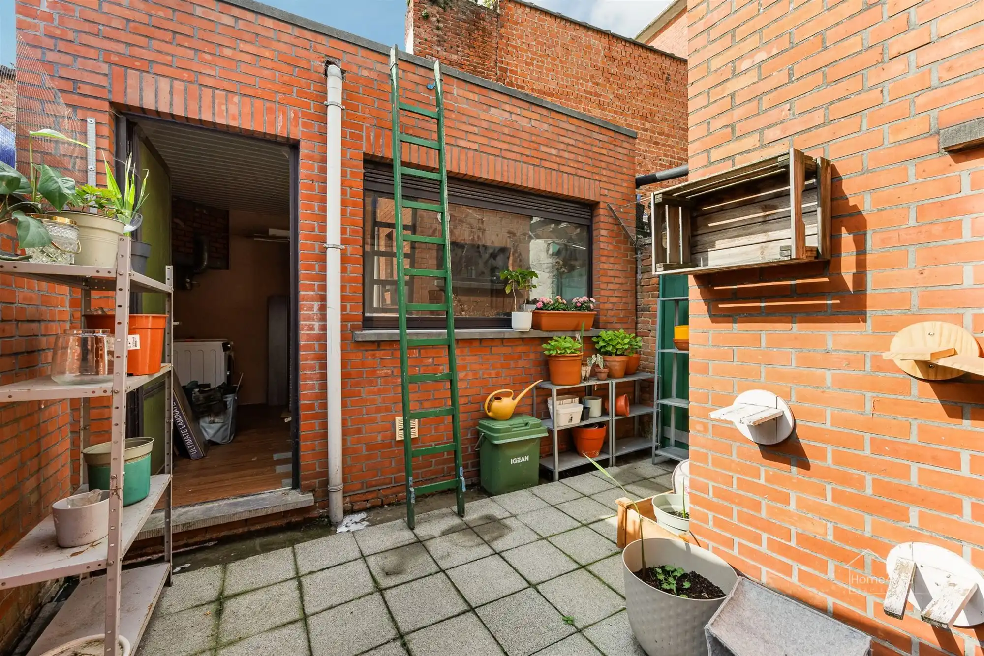 Instapklaar rijhuis met 2 slpk, vernieuwde keuken & badkamer foto 12