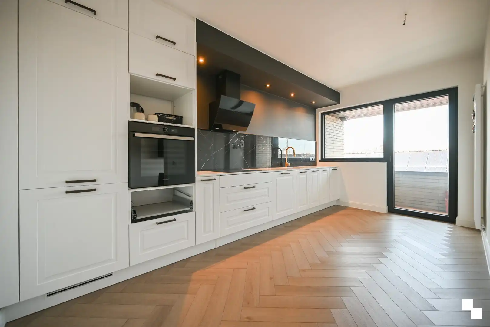 Volledig gerenoveerd appartement met drie slaapkamers te centrum Izegem foto 6