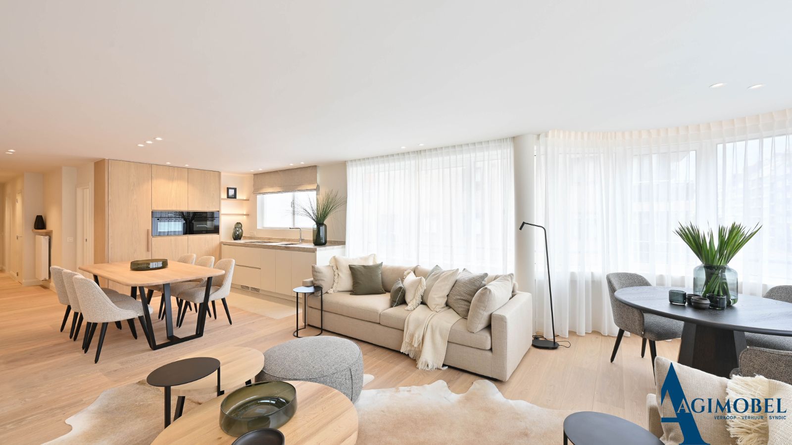 Stap binnen in dit  ultieme luxe- hoek appartement met 3 slaapkamers  en ervaar wonen op zijn best in hartje  Knokke. foto 3