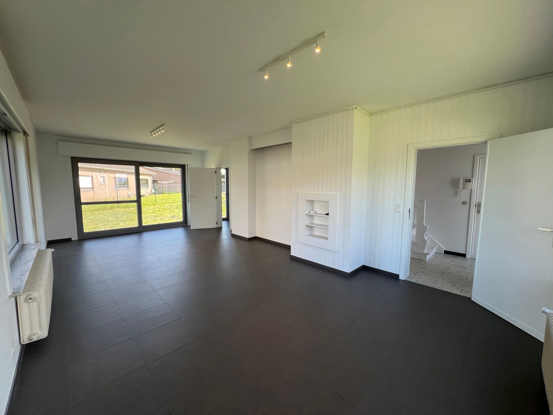 Zeer ruime woning met 4 slaapkamers nabij centrum. foto 3