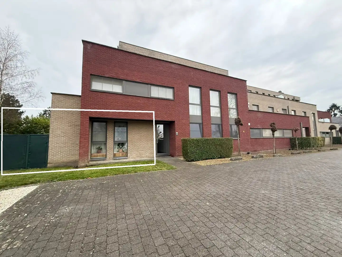 Gelijkvloers appartement met 2 slaapkamers, terras en ruime tuin te Hasselt. foto 2