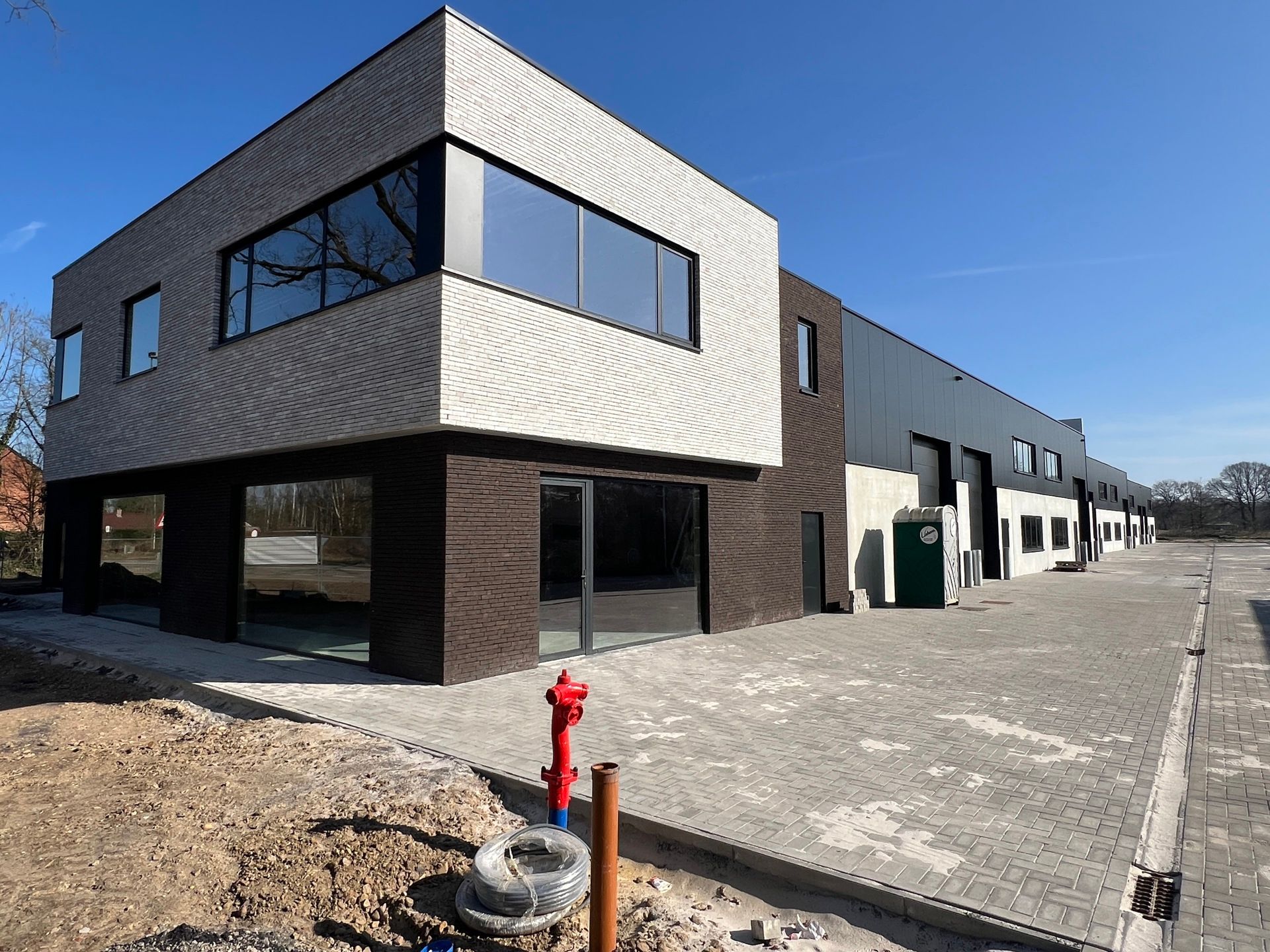 TE KOOP Zonhoven: magazijn met kantoor, showroom en woning foto {{pictureIndex}}