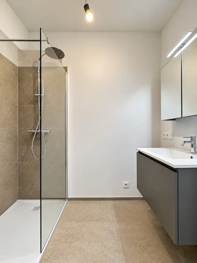 Ruim 3-slaapkamerappartement aan het water met zicht op de Brugse skyline foto 11