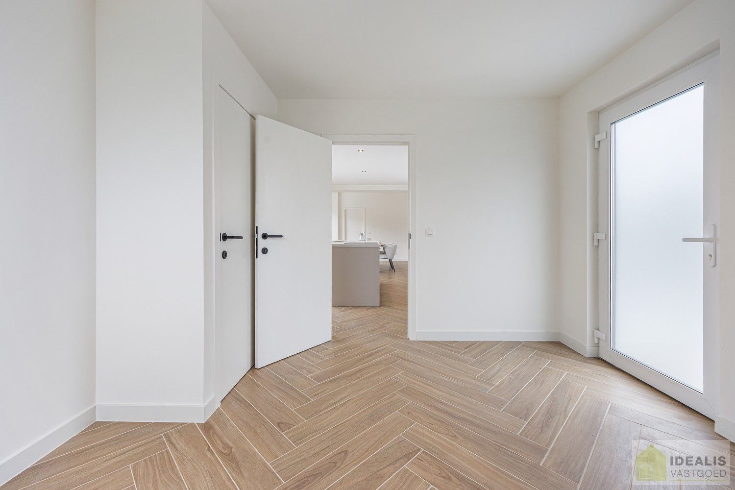 IDEALIS VASTGOED – Schitterend volledig vernieuwde woning met een heerlijke open leefruimte, luxe keuken, 3 ruime slaapkamers, een ruime luxueuze badkamer én een ruime wasplaats! Dit heerlijke huis bevindt zich op een volledig nieuw aangelegd perceel van 7a 88ca vlakbij het centrum van Hamont-Achel, op slechts enkele minuten van de Nederlandse grens - EEN MUST VISIT! - foto 26