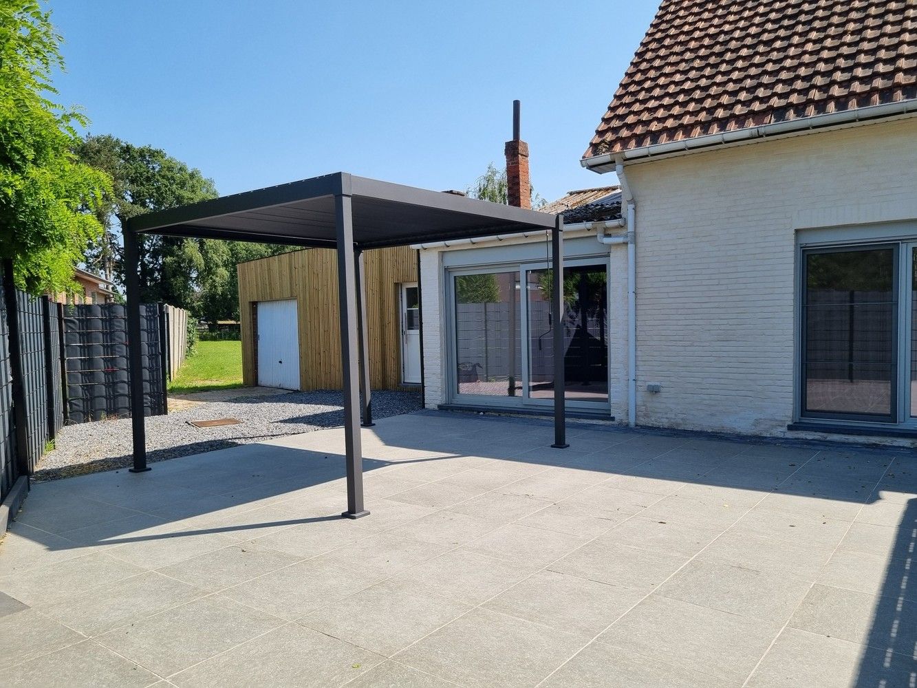 Mooie, gerenoveerde woning met prachtig terras en ruime tuin foto 2
