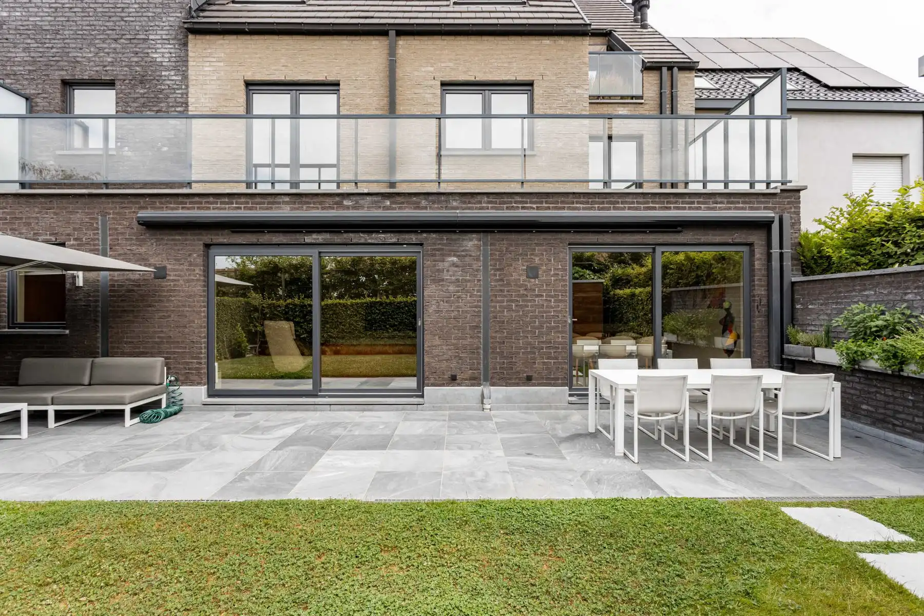Gelijkvloers app. met tuin en 2 ondergrondse staanplaatsen foto 17