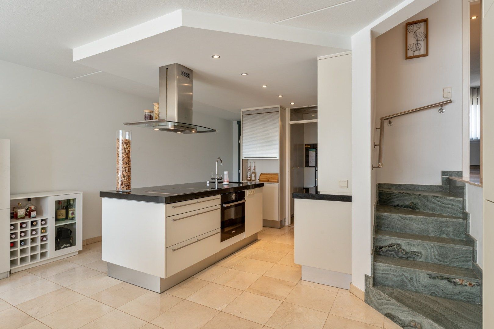 Zeer ruime, goed afgewerkte woning met diverse mogelijkheden nabij het centrum van Maaseik! foto 9