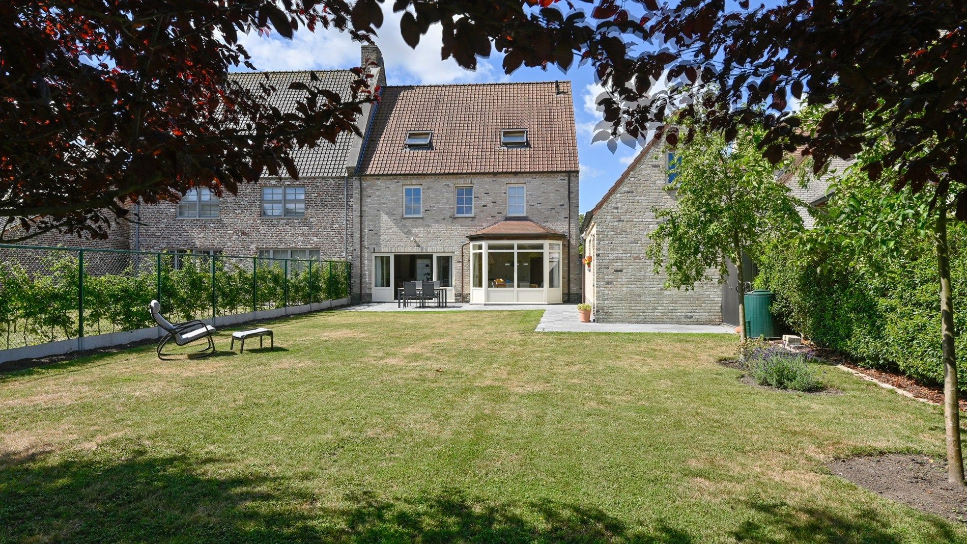 Bijzonder groot en goed onderhouden halfopen villa foto 24