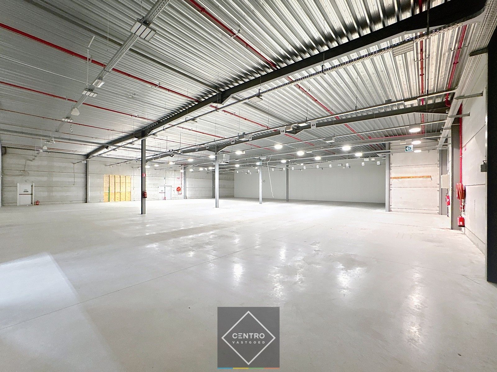 Instapklare HANDELSRUIMTE (1.200m²) met opslagmogelijkheden langs De Torhoutsesteenweg (achter "Juntoo") te Oostende! Gemeenschappelijke parkeermogelijkheid rondom de gebouwen! foto 5