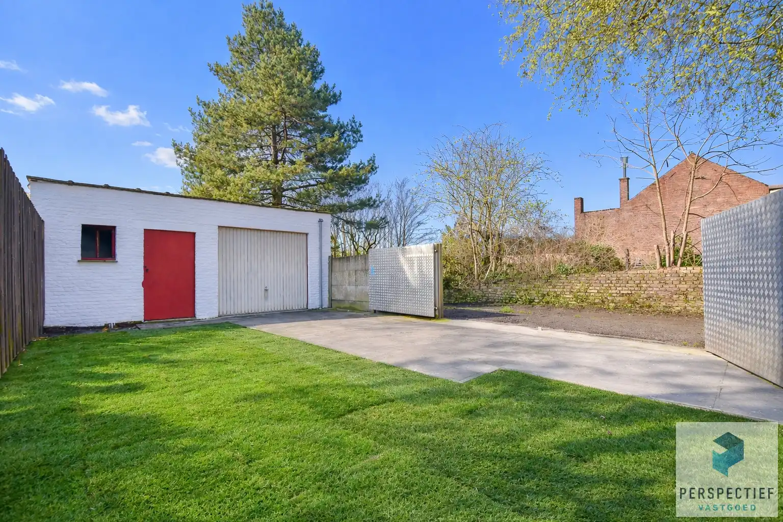 Vernieuwde woning met 3 slaapkamers en ZONGERICHTE tuin met uitweg en GROTE GARAGE foto 3