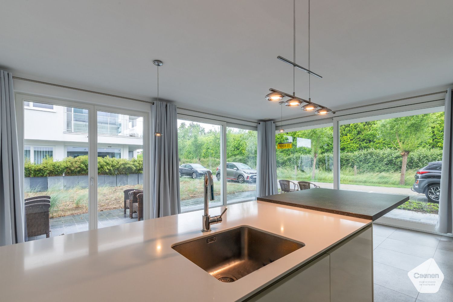Zeer recent gelijkvloers appartement met 2 slaapkamers foto {{pictureIndex}}