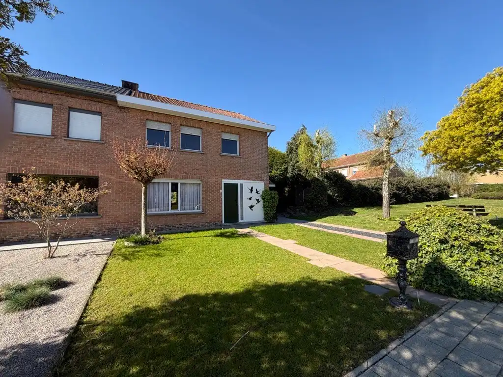 Te renoveren halfopen bebouwing met garage te koop in Harelbeke foto 2