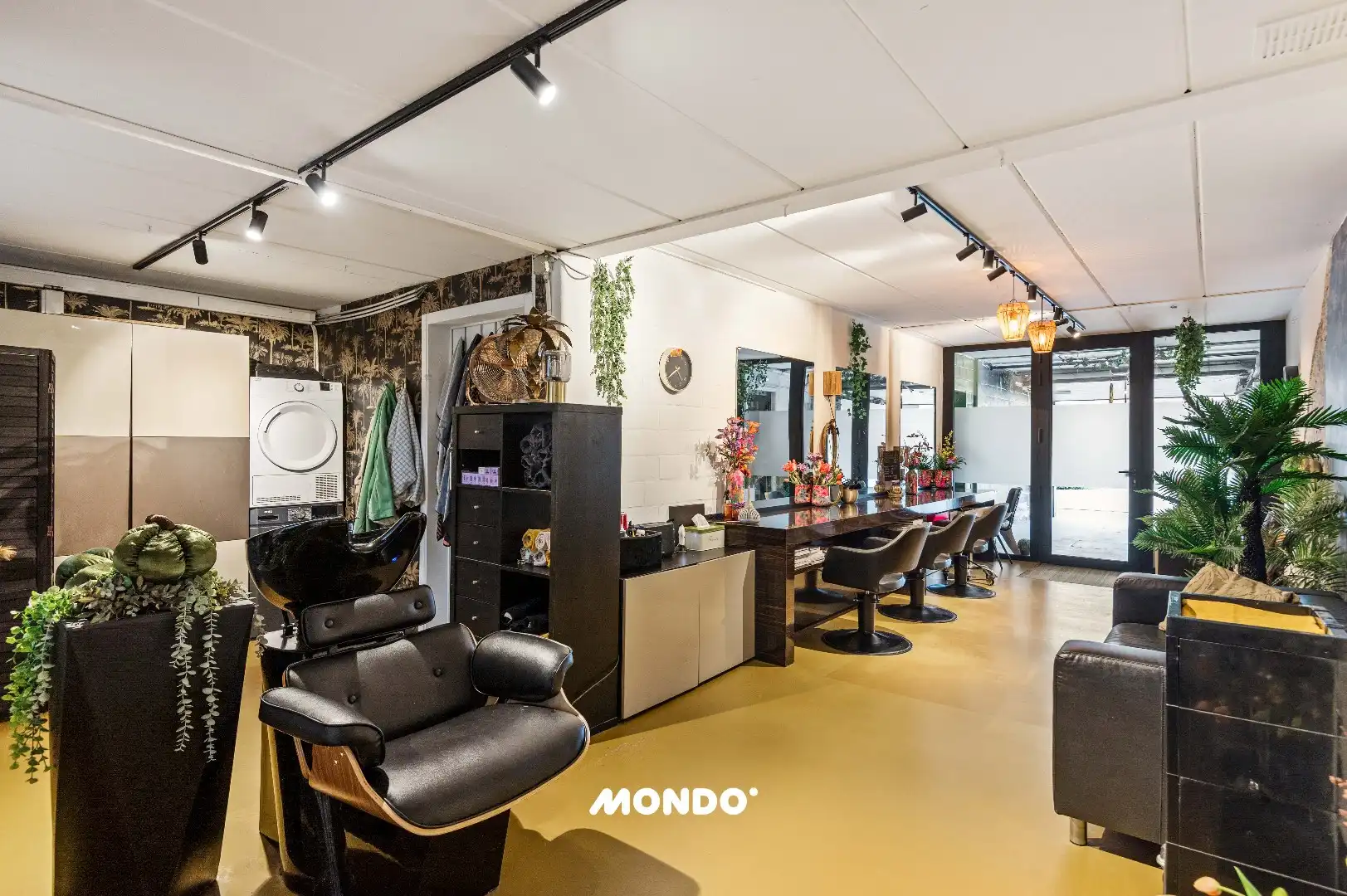 Ruime handelswoning met 2 handelsruimtes, 4 slaapkamers, garage, terras en zonnige tuin. foto 5