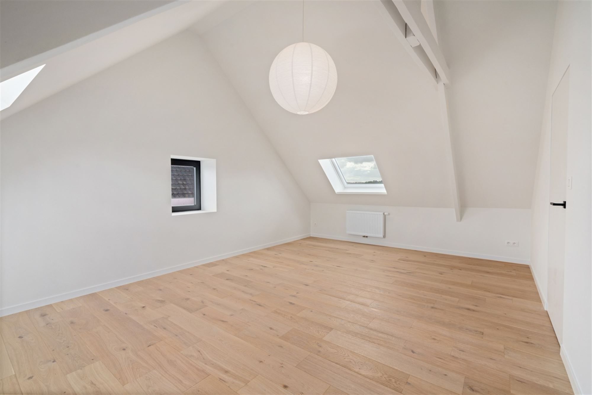 Stijlvolle, volledig gerenoveerde, INSTAPKLARE / WOONKLARE WONING (HOB) met 3 slaapkamers, 2 badkamers en garage op 756 m² foto 21
