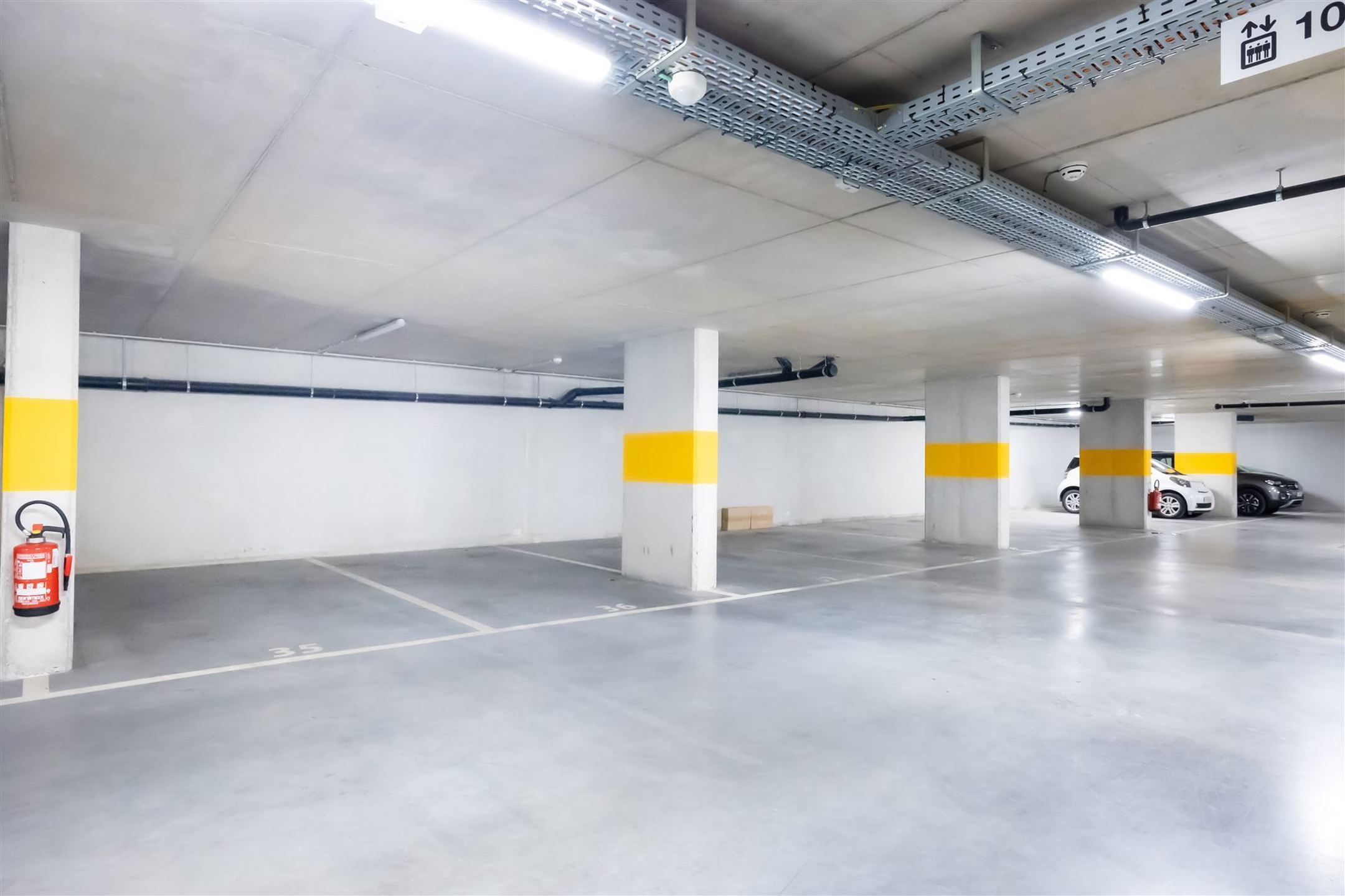 Overdekte parkeerplaats foto 3