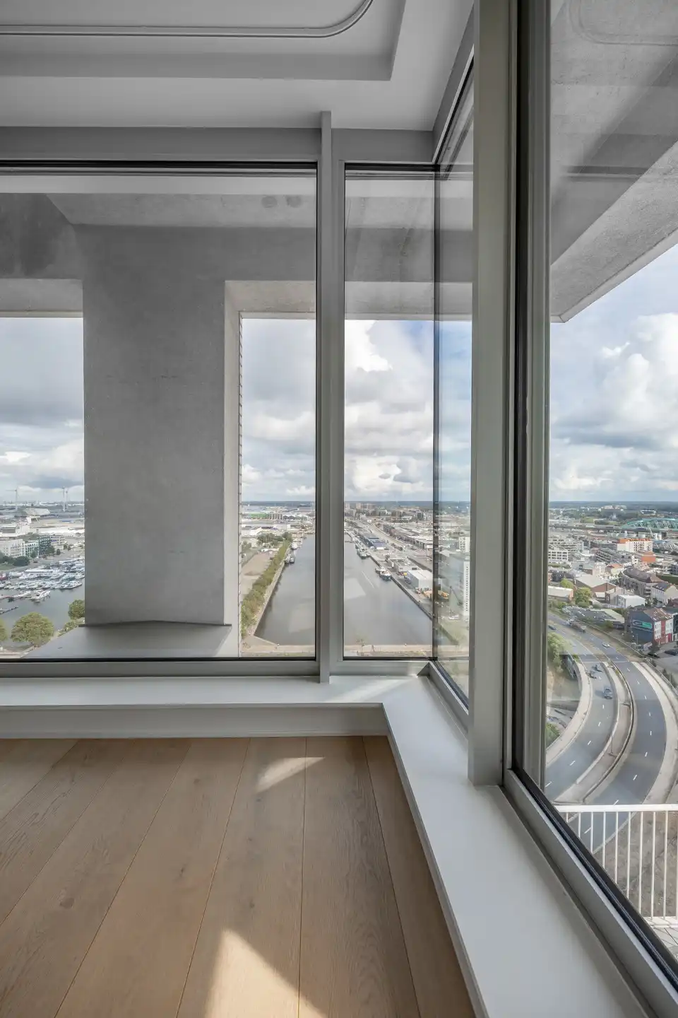 Duplex-penthouse met zicht over de Antwerpse skyline foto 26