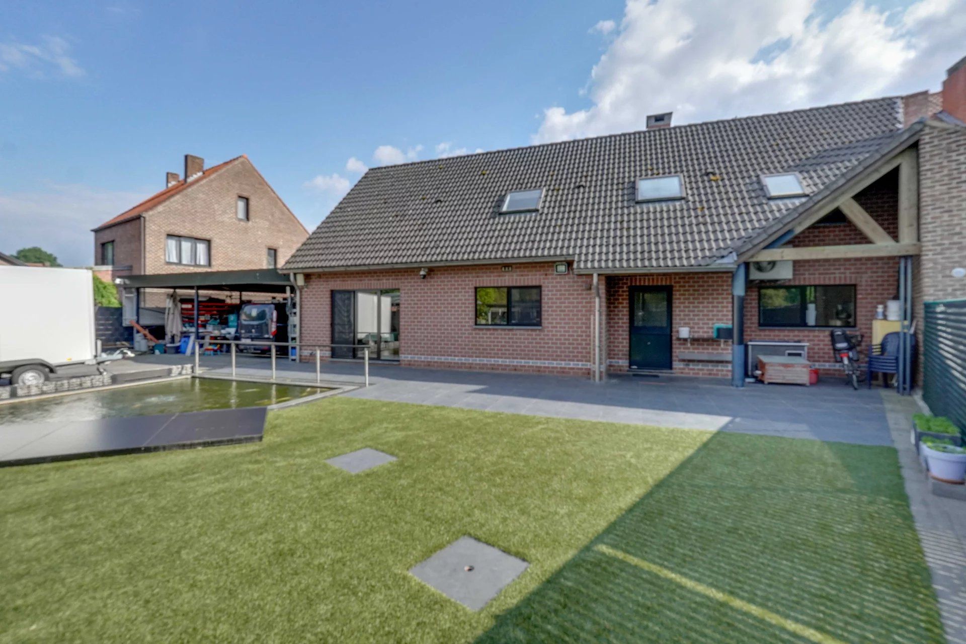 Ruime woning met zwembad op mooi groot perceel foto 36