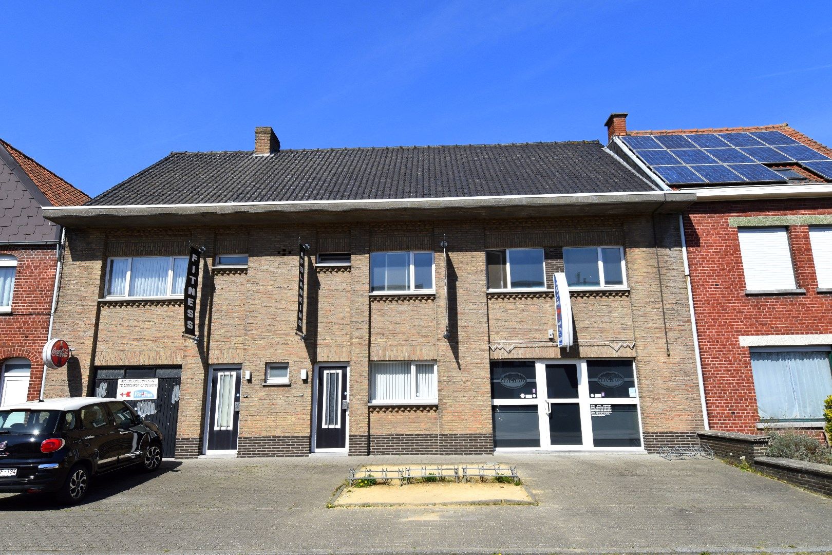 Hoofdfoto van de publicatie: Multi-functionele eigendom met apart woongedeelte te koop in Gullegem