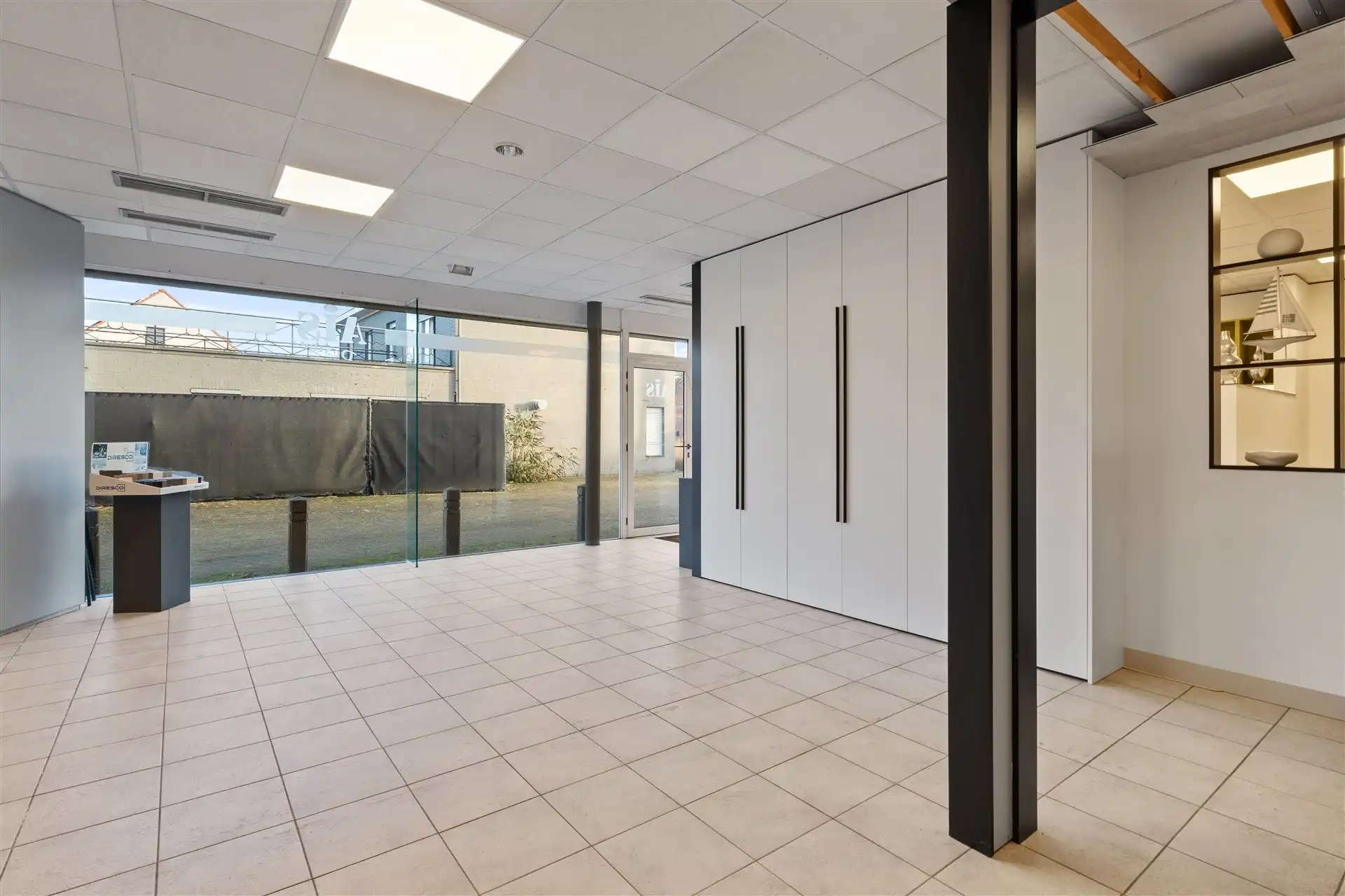 Ruim magazijn + showroom van samen 653m² groot foto 15