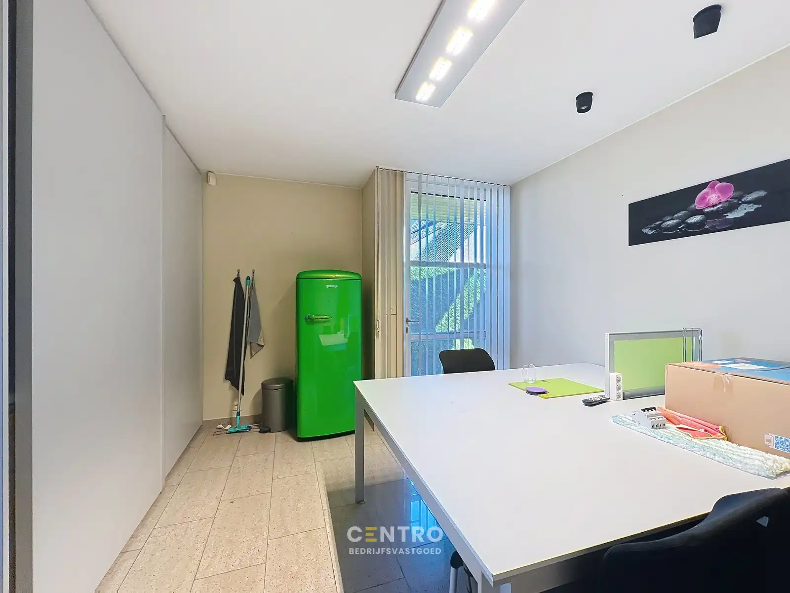 Instapklare, gemeubileerde KANTOORRUIMTE TE HUUR met 5 private parkeerplaatsen voor de deur. Op strategische ligging te Roeselare! foto 13