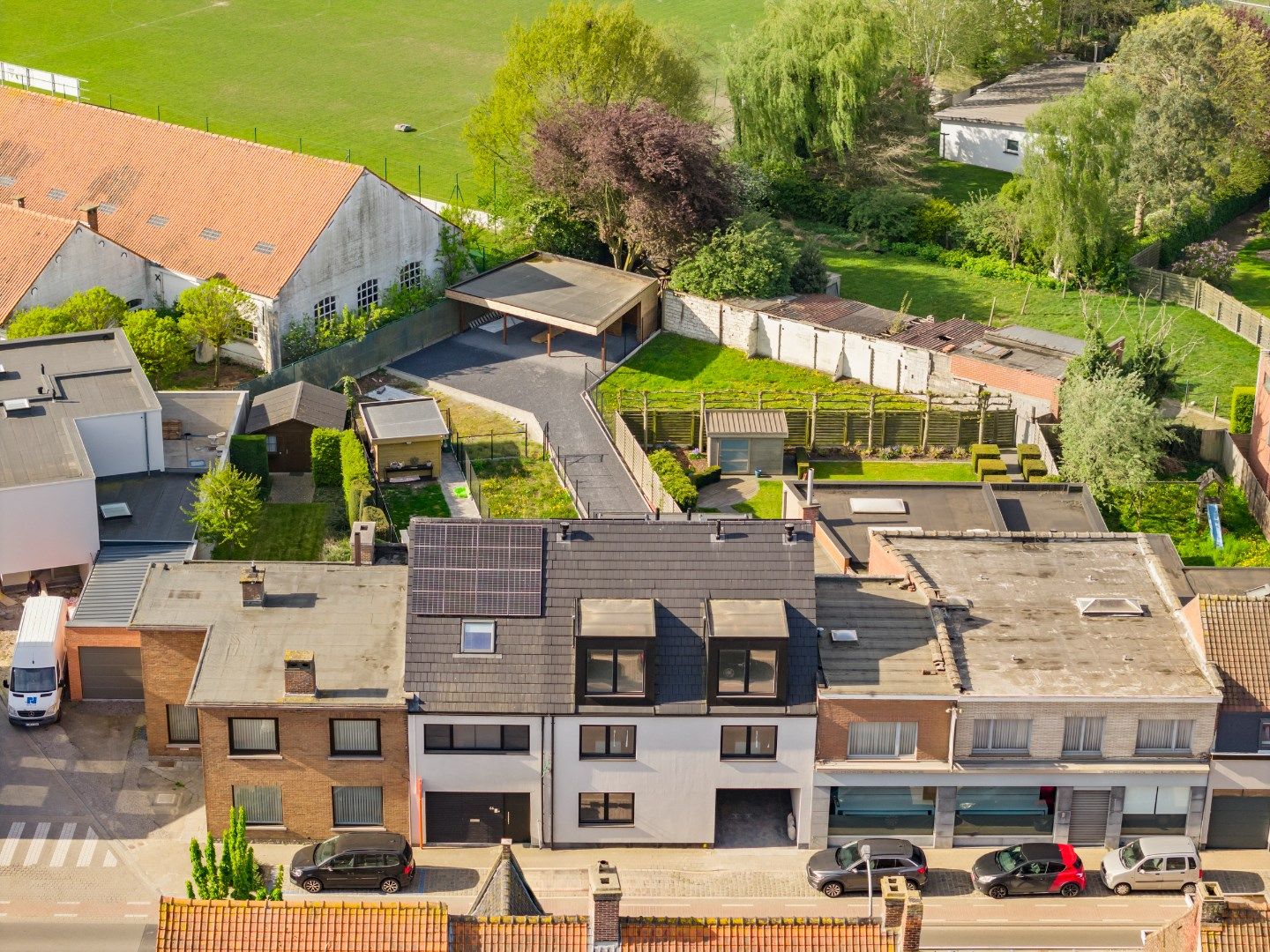 NIEUWBOUWAPPARTEMENTSGEBOUW BESTAANDE UIT 3 APPARTEMENTEN MET CARPORTS foto {{pictureIndex}}