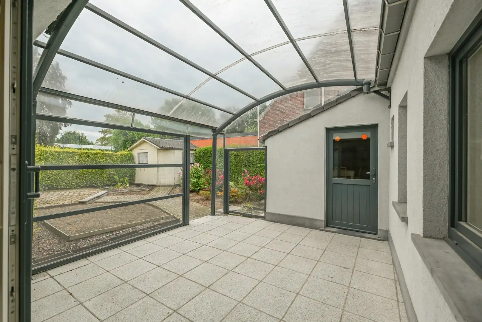 Centraal gelegen woning met 2 slaapkamers, tuin en garage foto 17