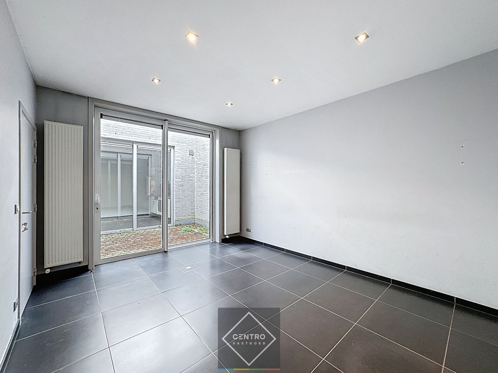 Centraal gelegen pand met ruime garage! foto 5