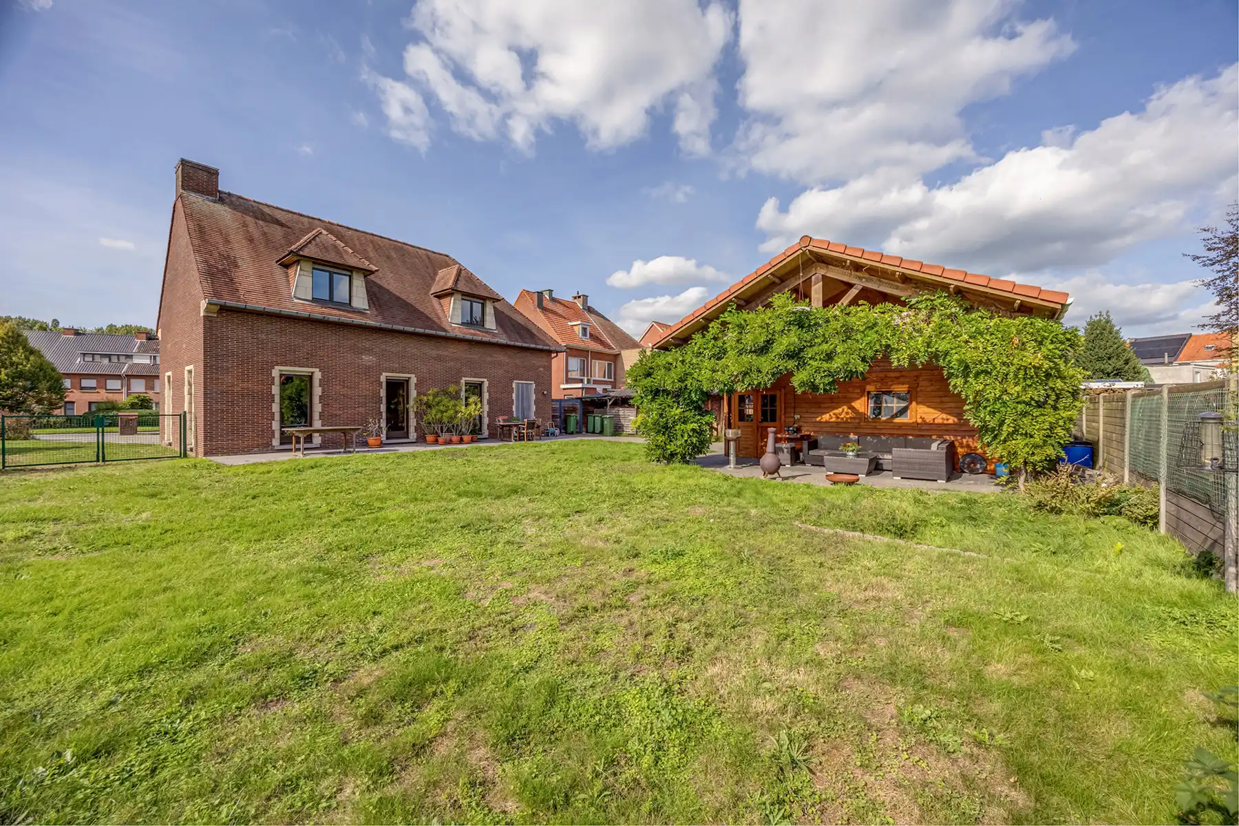 Landhuis met 4 slaapkamers, dubbele oprit en zonnige tuin! foto 18