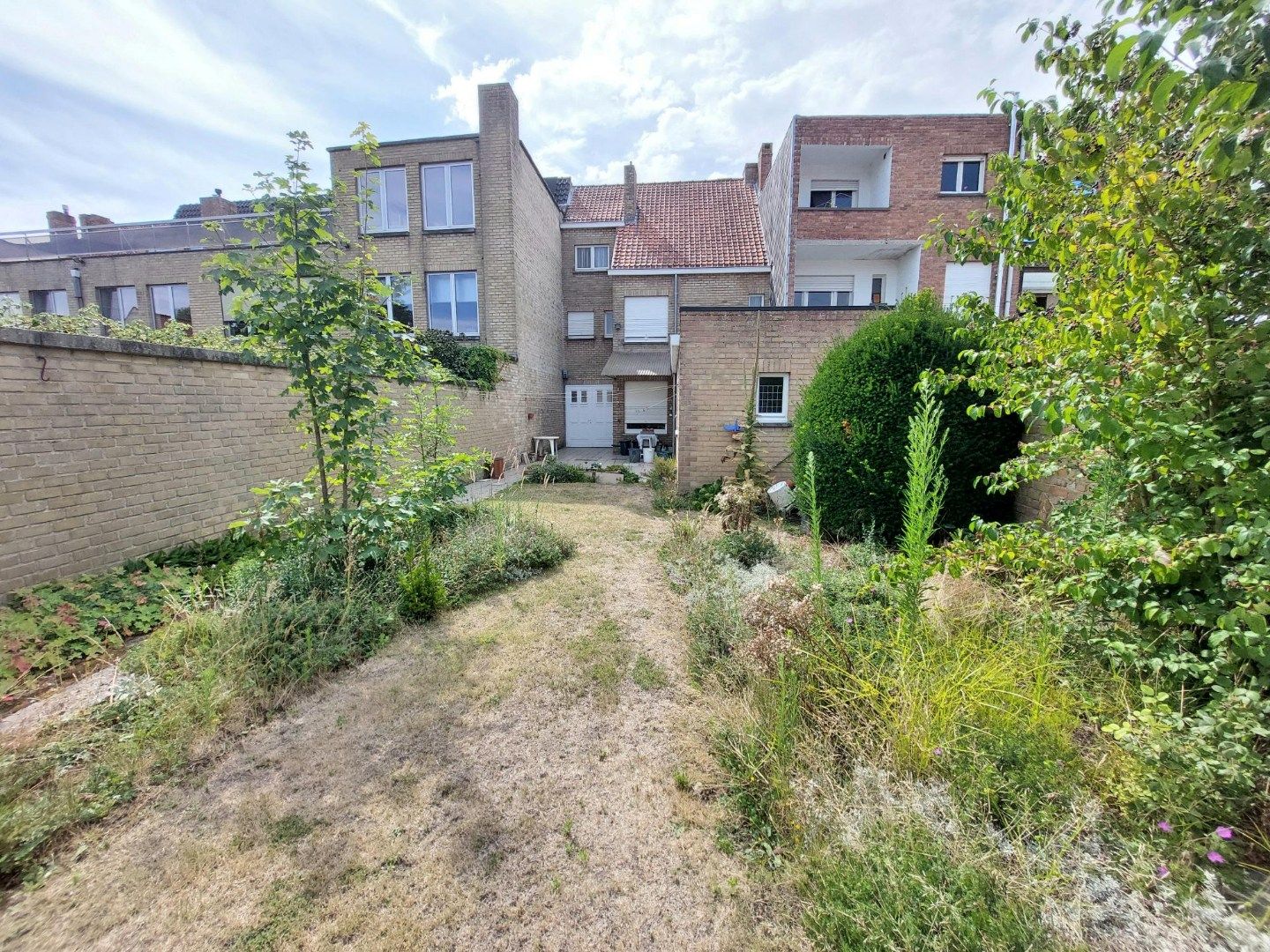 Ruime woning met garage en tuin foto 14