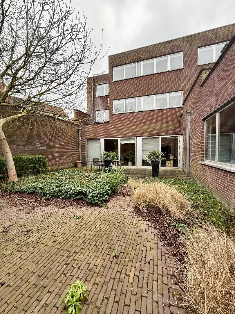 Handelsgelijkvloers met depot en weldra 2 lofts of 4 appartementen. foto {{pictureIndex}}