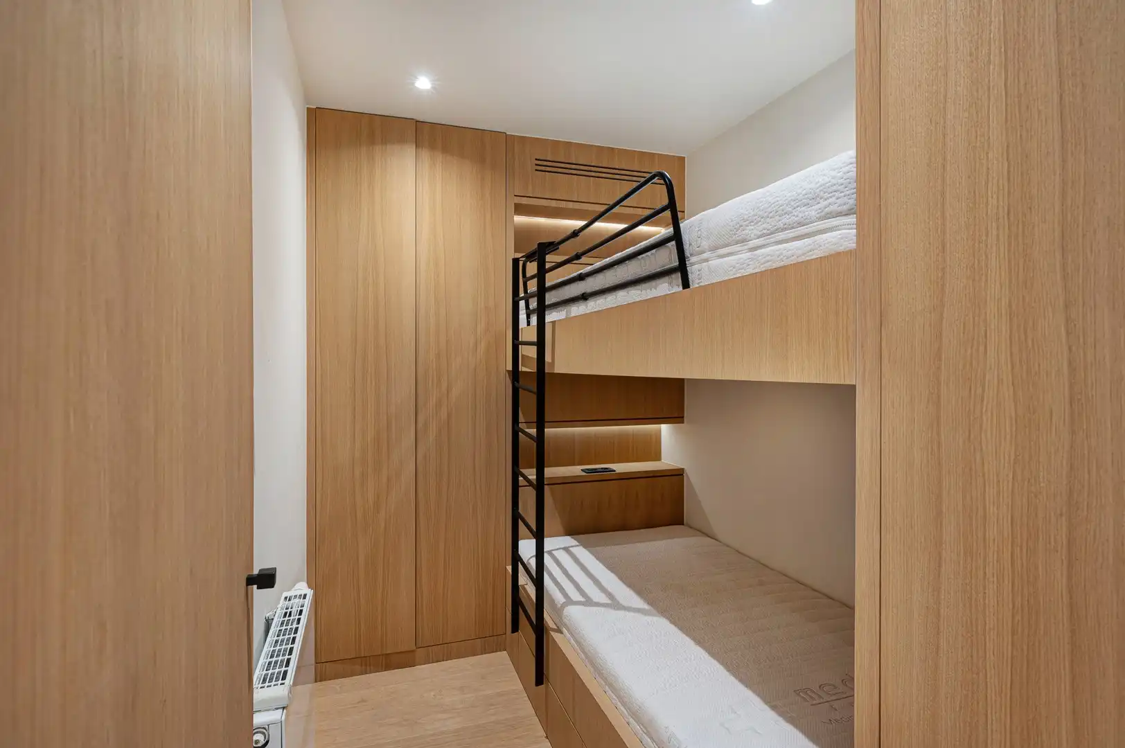 Prachtig afgewerkt, gemeubeld twee slaapkamer appartement heel goed gelegen op de Kustlaan. foto 15