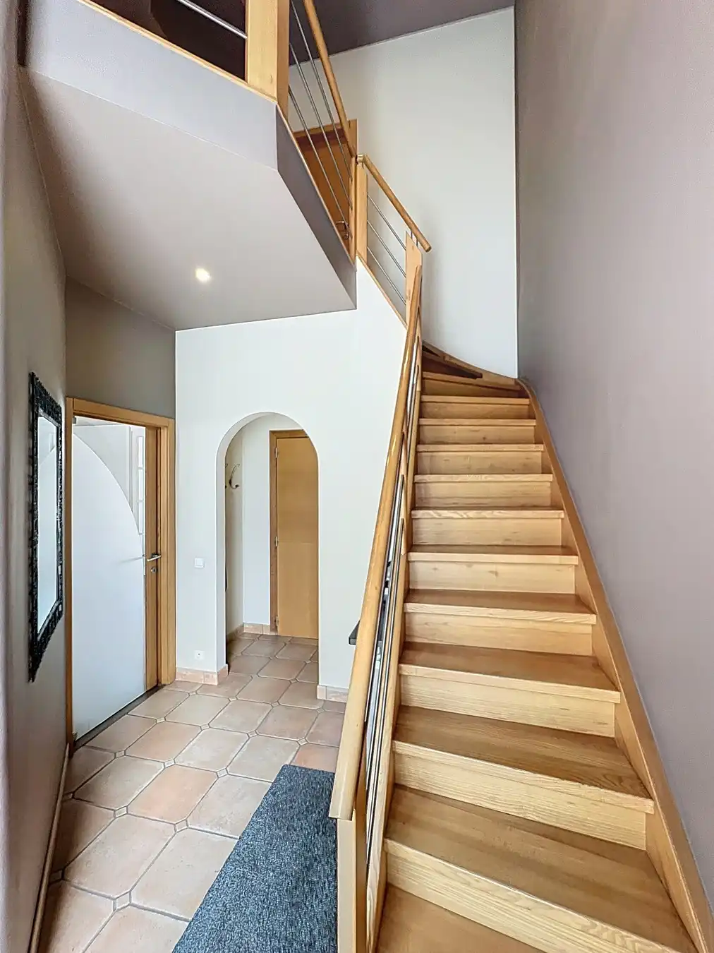 Prachtig HERENHUIS (met o.a. 5 slpk, garage en tuin), apart KANTOOR-gebouw en 630 m2 MAGAZIJNEN op zeer goede ligging te KORTRIJK ! Géén renovatieverplichting! foto 9