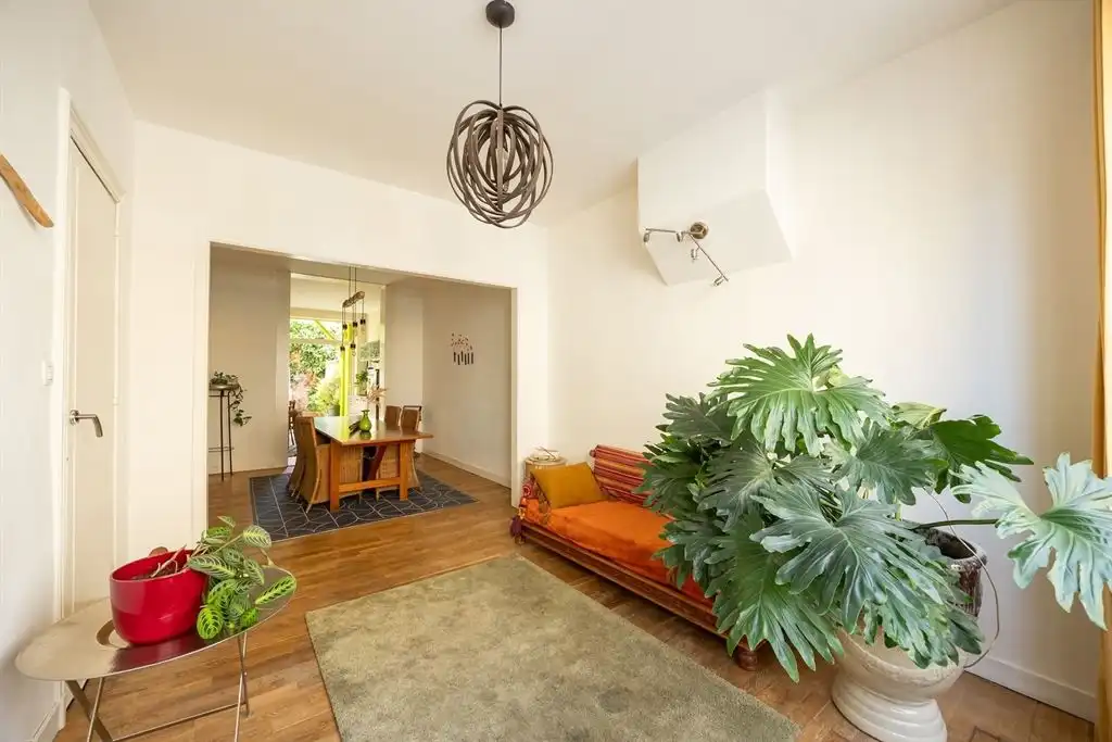 Ruime gezinswoning met groene stadskoer foto 9