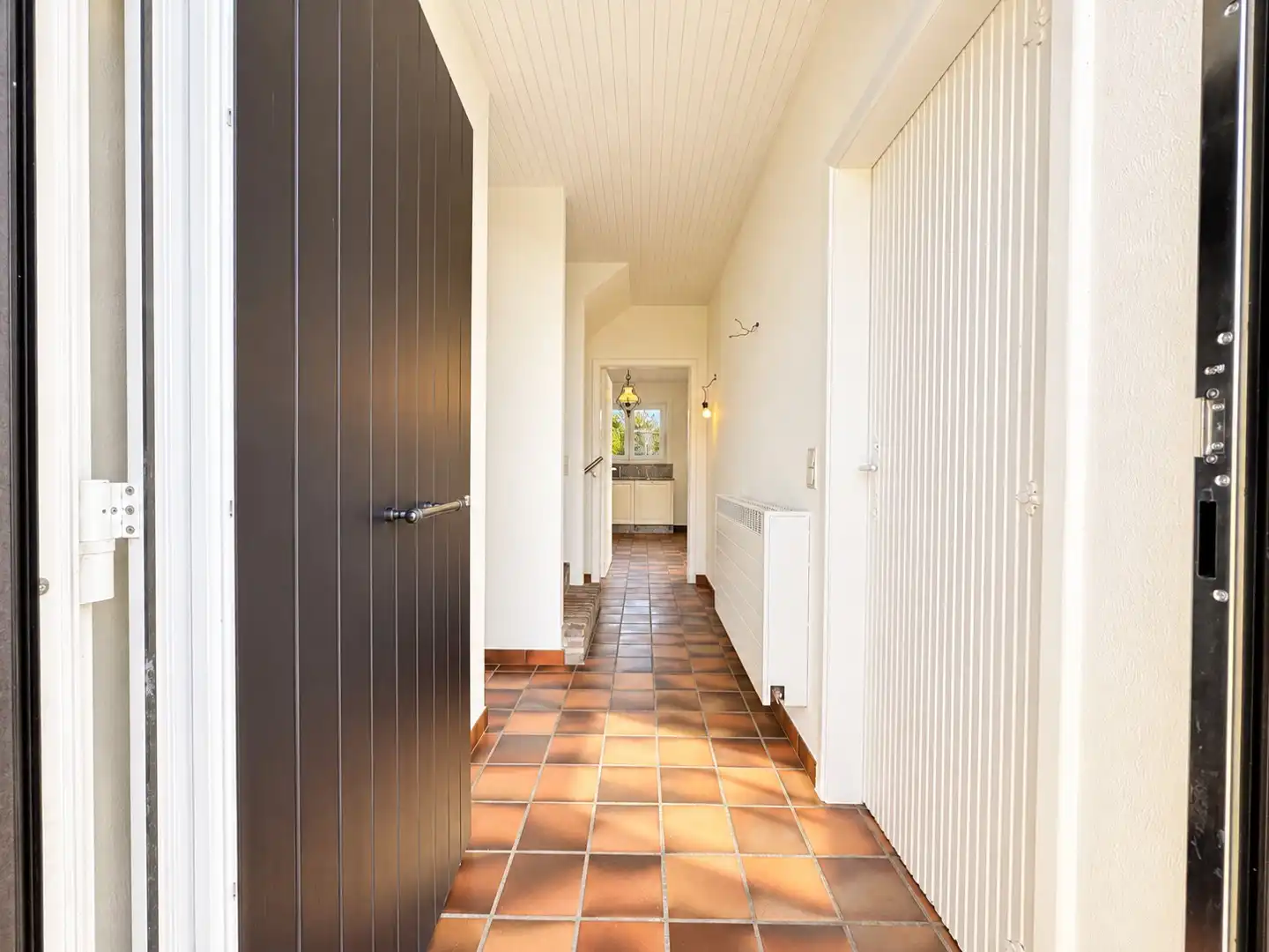 Ruime gezinswoning met 3 slaapkamers,  2 garages en tuin foto 3