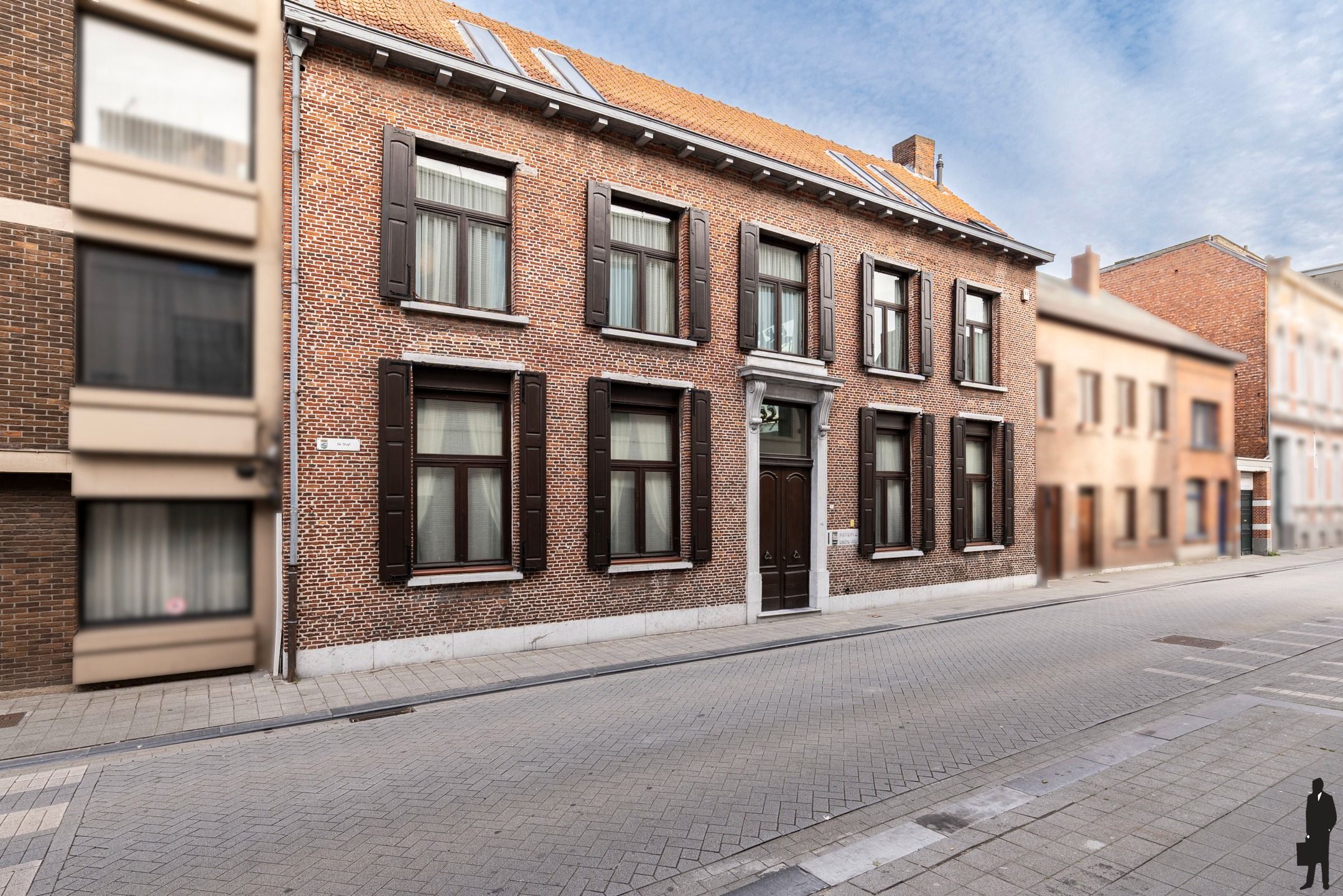 Statig herenhuis met 6 slks, 2 bdks, dubbele garage  foto {{pictureIndex}}