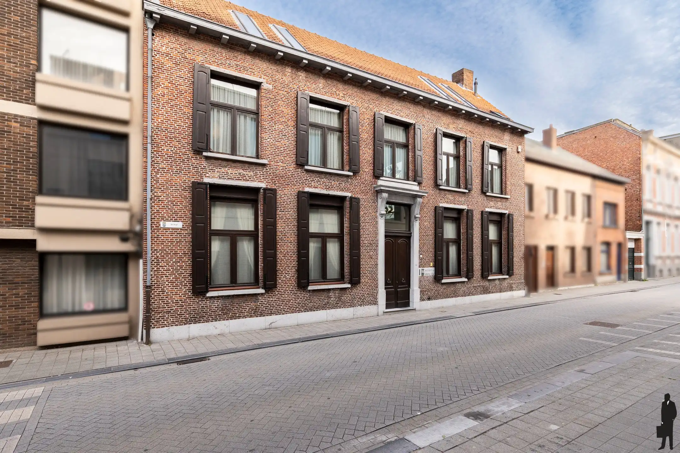 Statig herenhuis met 6 slks, 2 bdks, dubbele garage  foto {{pictureIndex}}