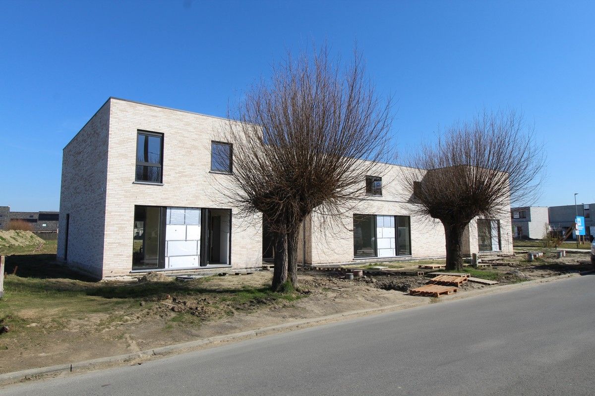 Nieuwbouwwoningen in de Populierstraat te Roeselare foto {{pictureIndex}}