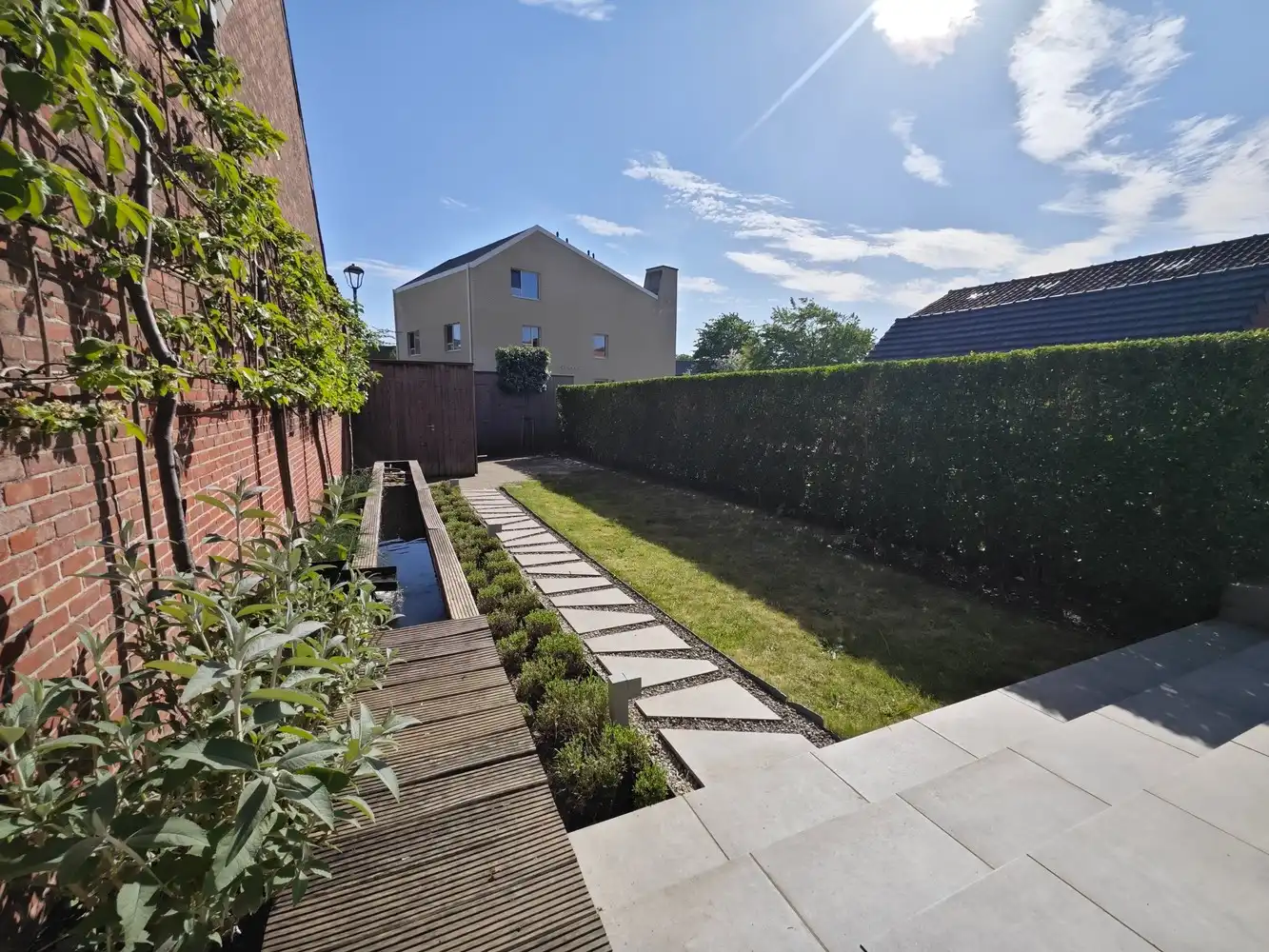 Volledig gerenoveerde stadswoning met 3 slpks en voll. aangelegde tuin foto 3