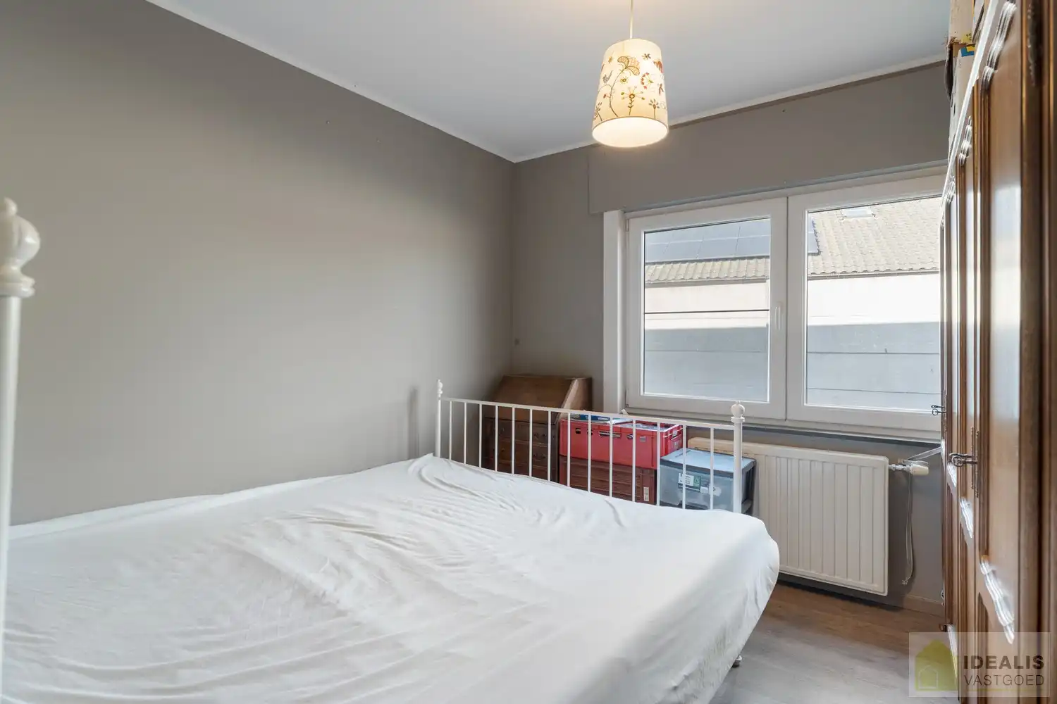 IDEALIS VASTGOED - CHARMANTE INSTAPKLARE GEZINSWONING MET EEN LICHTRIJKE LEEFRUIMTE, MODERNE OPEN KEUKEN MET KOOKEILAND, 3 RUIME SLAAPKAMERS EN BADKAMER. DE WONING IS GELEGEN OP EEN PRACHTIG PERCEEL VAN 12A 68CA! Deze knappe bungalow omvat een aangename 140m² bewoonbare oppervlakte met een lichtrijke woonkamer met aansluitend een moderne open keuken met kookeiland (voorzien van alle comfort), 3 ruime slaapkamers en een badkamer. De woning biedt verder een kelderverdieping en een zeer ruime tuin. Een unieke kans voor kandidaten op zoek naar een instapklaar huis voorzien van alle faciliteiten op een hele fijne locatie tussen de centra van Oudsbergen, Bree en Peer! foto 19