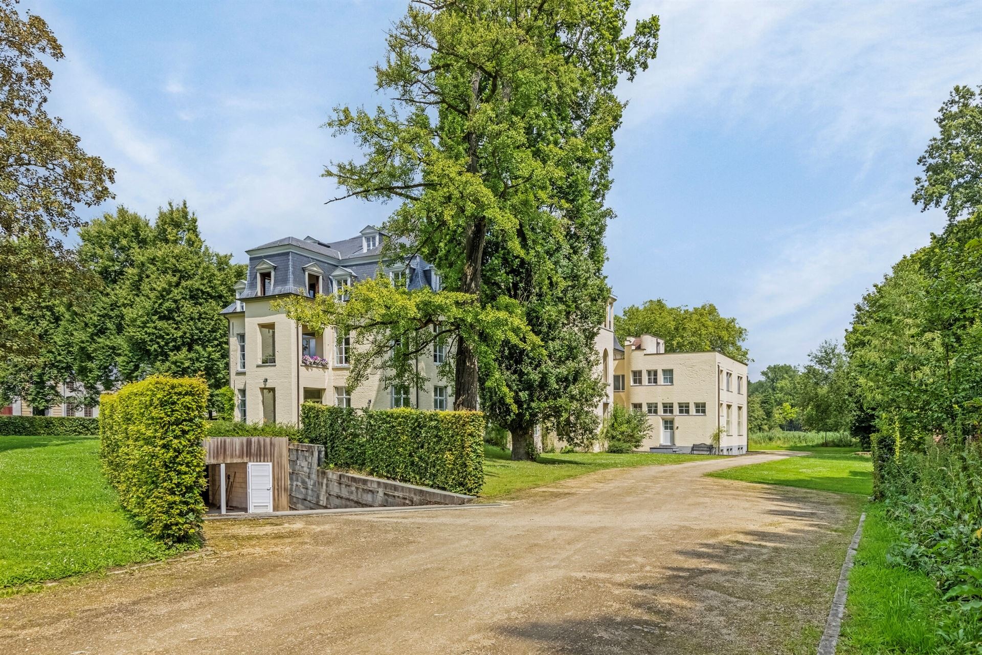 Prachtig gerenoveerde woning in het Kasteel van Neerijse foto 3