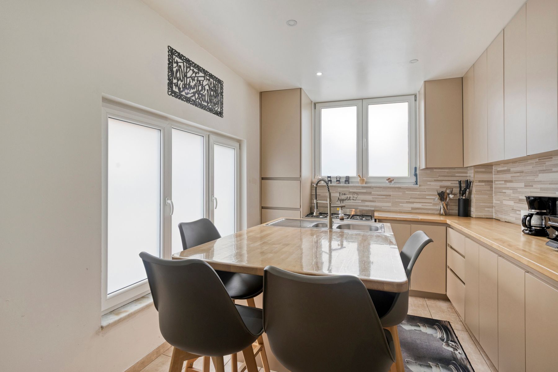 HOB met 4 slaapkamers, oprit en klein tuintje foto 7