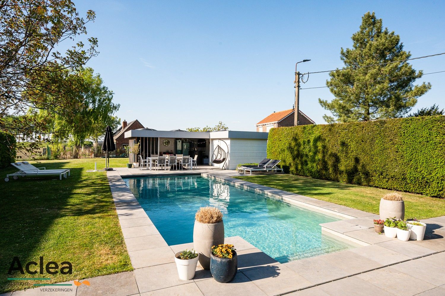 Moderne instapklare villa met zwembad en poolhouse foto 36