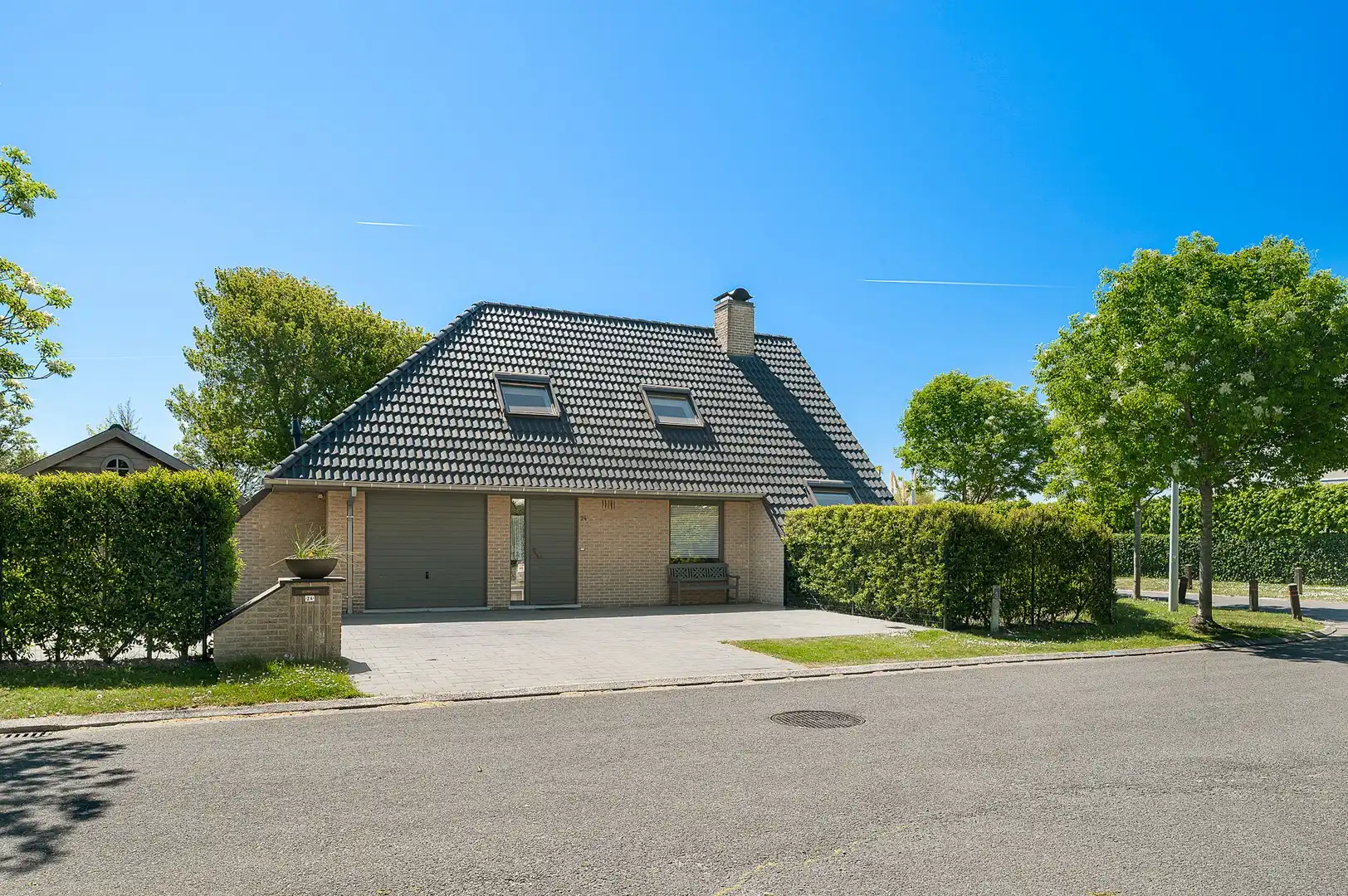 Vrijstaande villa gelegen op een zonnig hoekperceel. foto 9